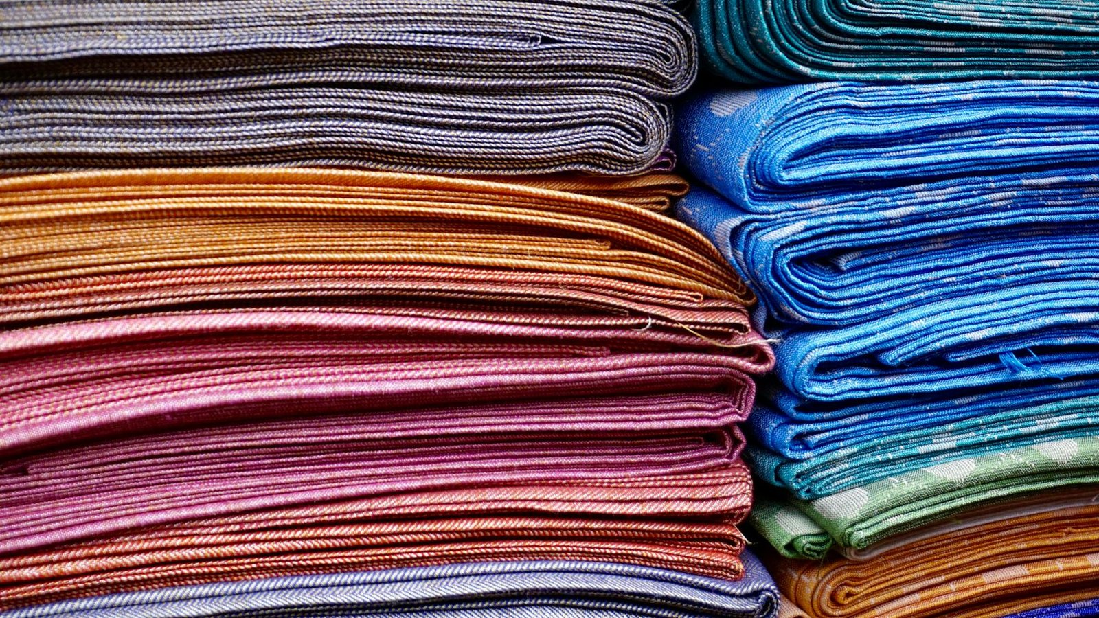 Photo by Digital Buggu on <a href="https://www.pexels.com/photo/pile-of-area-rugs-365067/" rel="nofollow">Pexels.com</a>